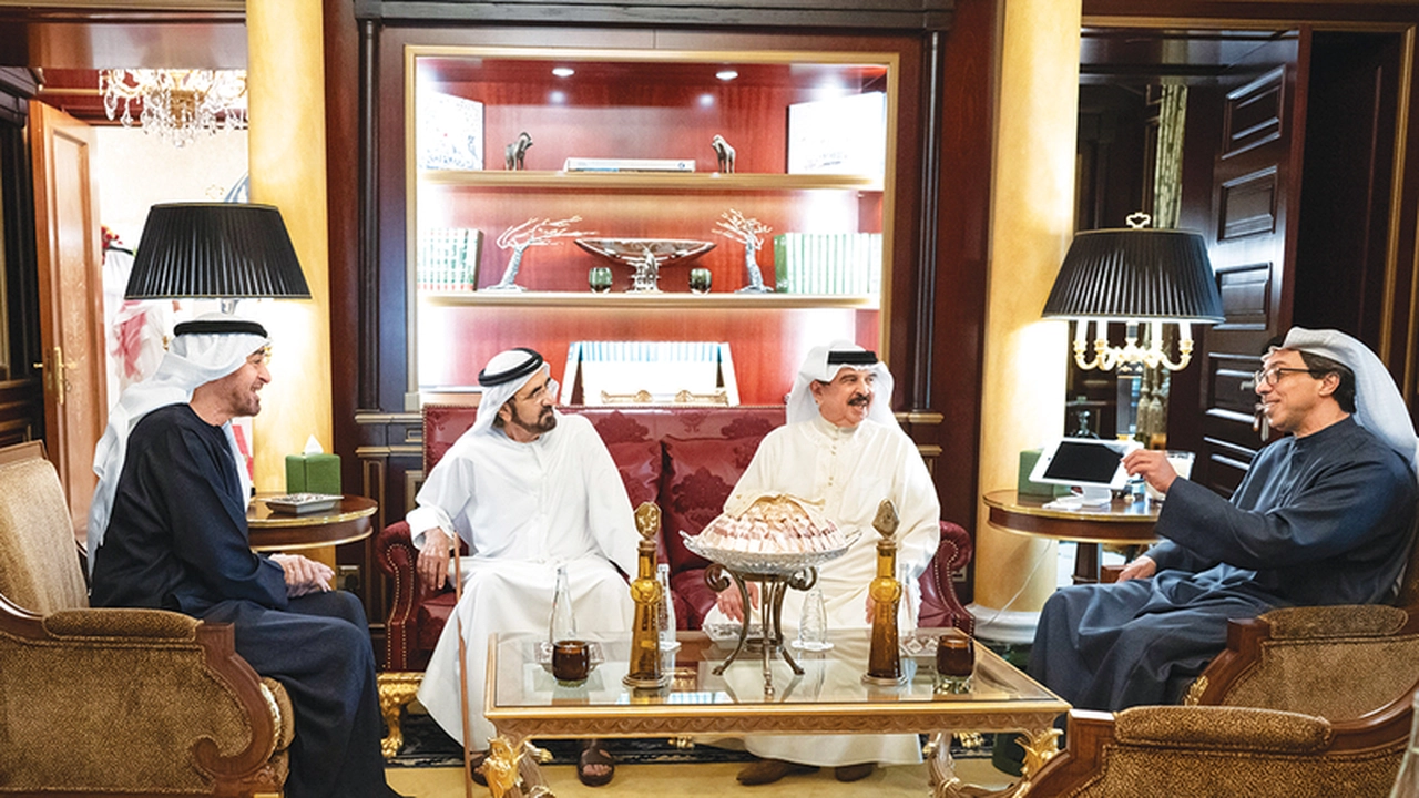 رئيس الدولة يبحث سبل التعاون مع ملك البحرين بحضور محمد بن راشد ومنصور بن زايد